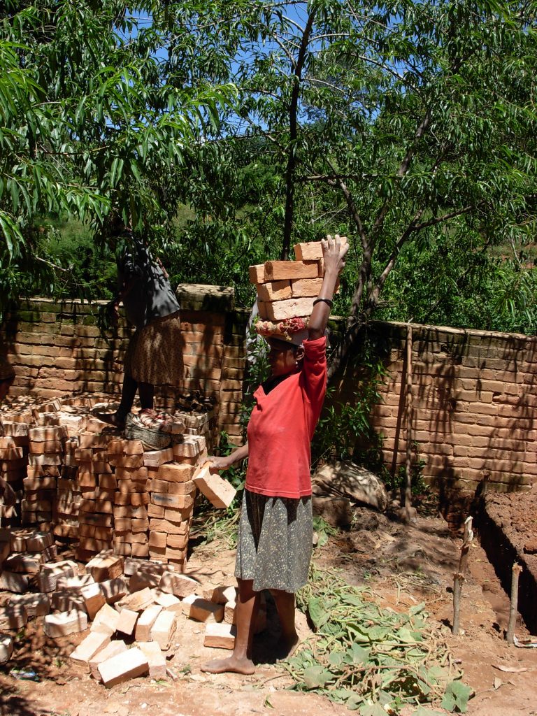 Transport des briques pour la construction du poulailler.
Le courage de ces très jeunes filles, qui pour gagner quelques sous font cela pendant des heures !
Quelque fois les larmes aux yeux !!