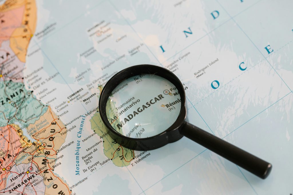 carte de madagascar avec une loupe sur le mot Madagascar