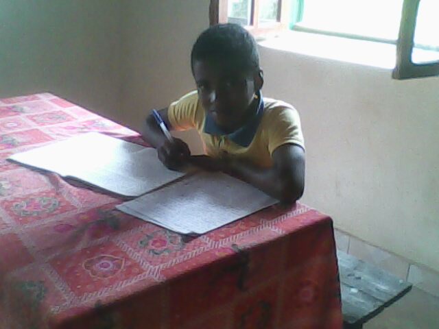 Heri, parrainé par Arone ! Il a 13 ans et se trouve en classe de 4ème. C’est un jeune garçon sérieux et tellement différents des enfants des villes qui ont tout ce qu’ils veulent !!!