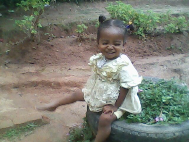 Trois ans, Oginella va aller à l'école à la prochaine rentrée, parrainée par Arone !